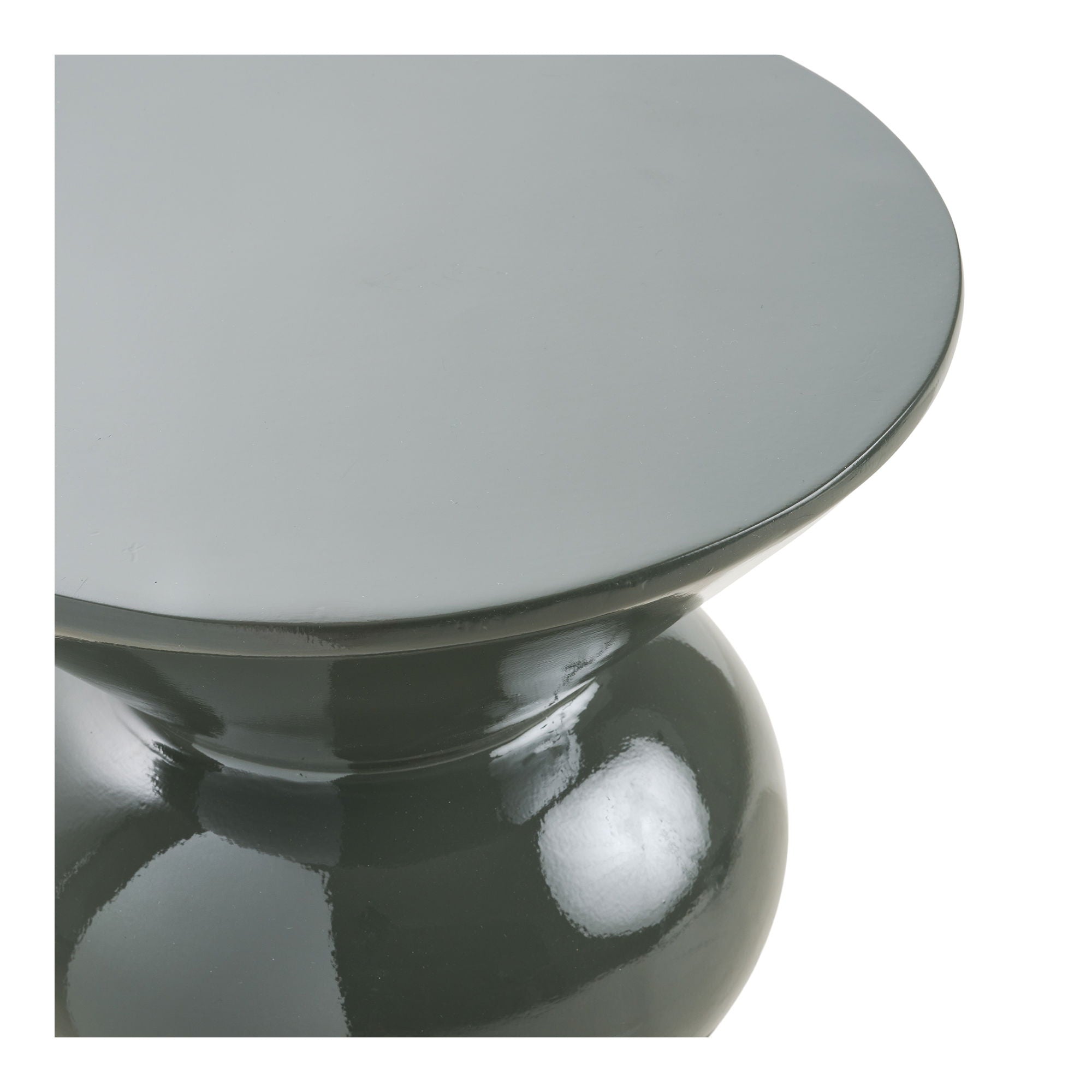 Detail van glanzende donkergroene glasvezel topplaat en bolle middensectie van de House Nordic Rosolina bijzettafel